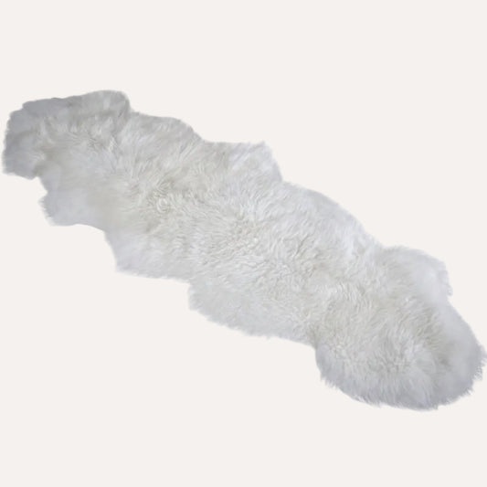 Duplo Schaffellteppich weiss auf Boden freigestellt